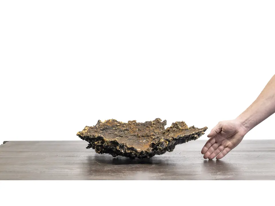 Felskreation Slab No. 59 mit Hand als Größenvergleich auf weißer Studiofläche