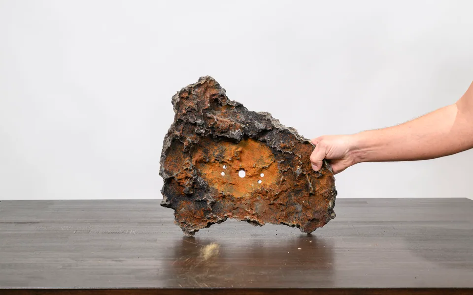 Felskreation Slab No. 48 – Innenfläche mit Abflusslöchern