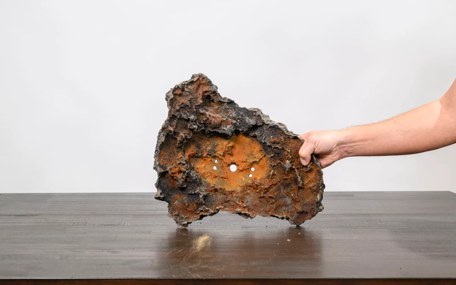 Felskreation Slab No. 48 – Innenfläche mit Abflusslöchern