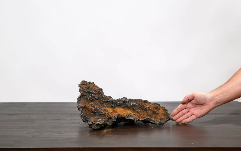 Felskreation Slab No. 48 – Gesamtansicht mit Größenvergleich