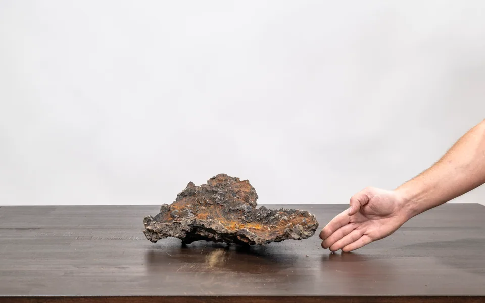 Felskreation Slab No. 48 – Rückansicht mit Größenvergleich