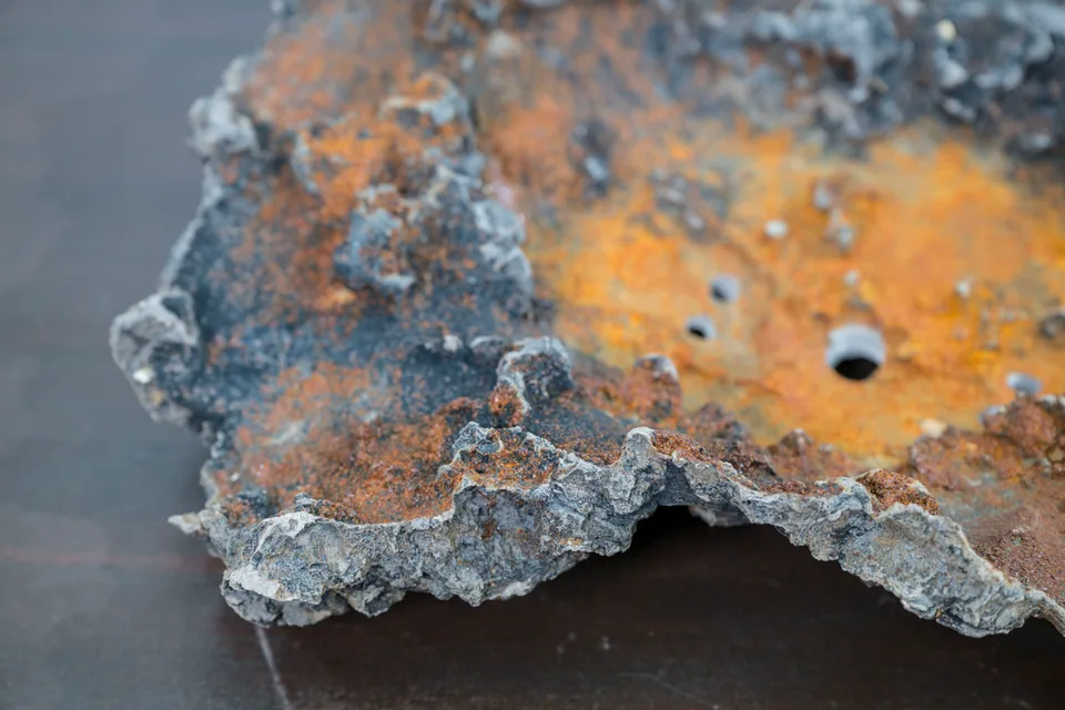 Felskreation Slab No. 48 – Pflanzfläche und Abflusslöcher
