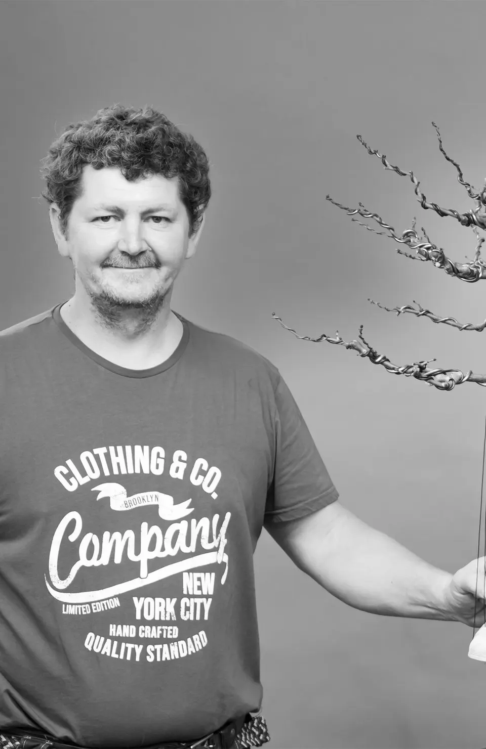 Václav Stropek aus Tschechien, international tätiger Bonsai-Künstler und Workshopleiter, bei der Präsentation eines gestalteten Bonsai.