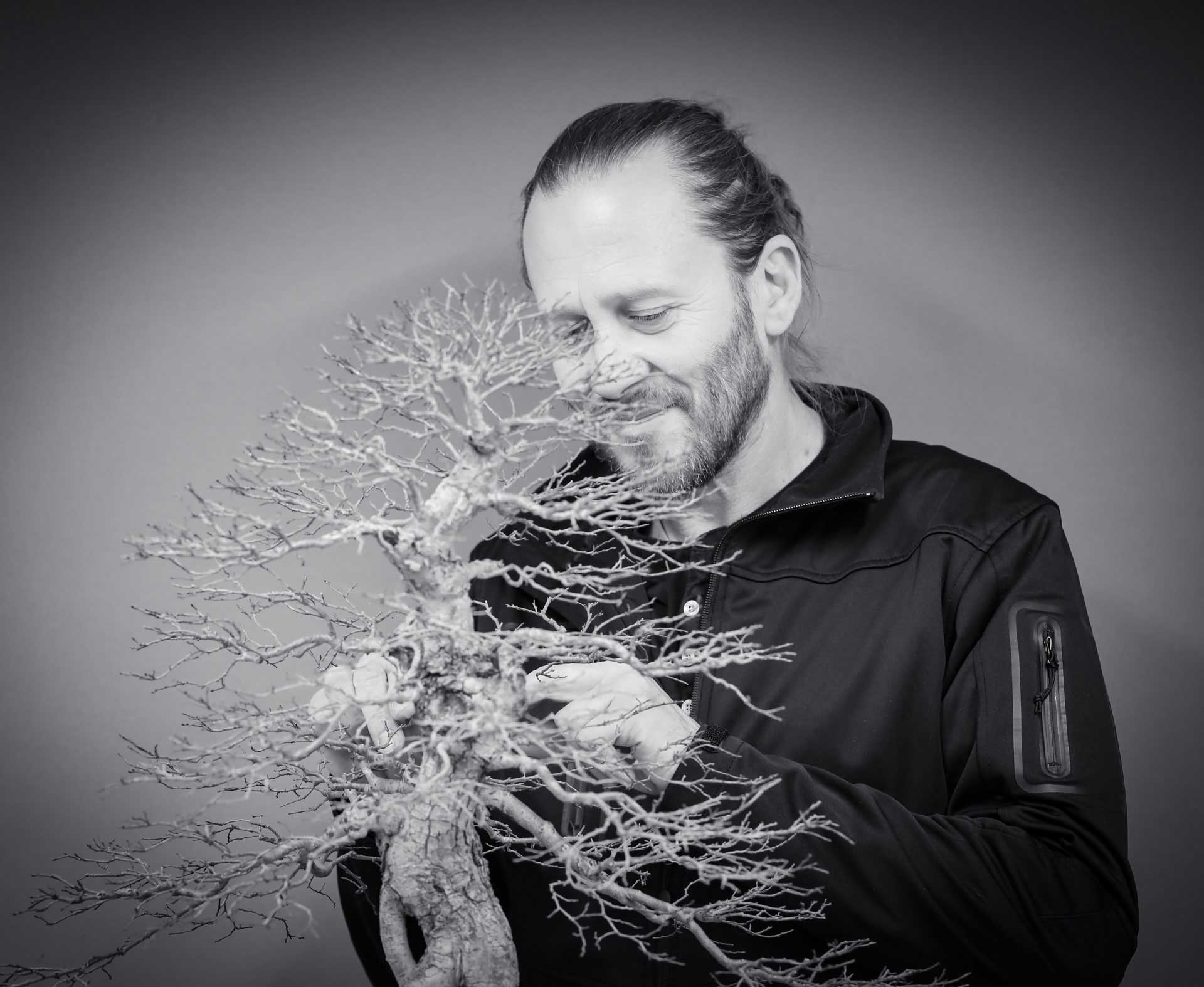 Josef Burschl mit einem kunstvoll gestalteten Bonsai-Baum.