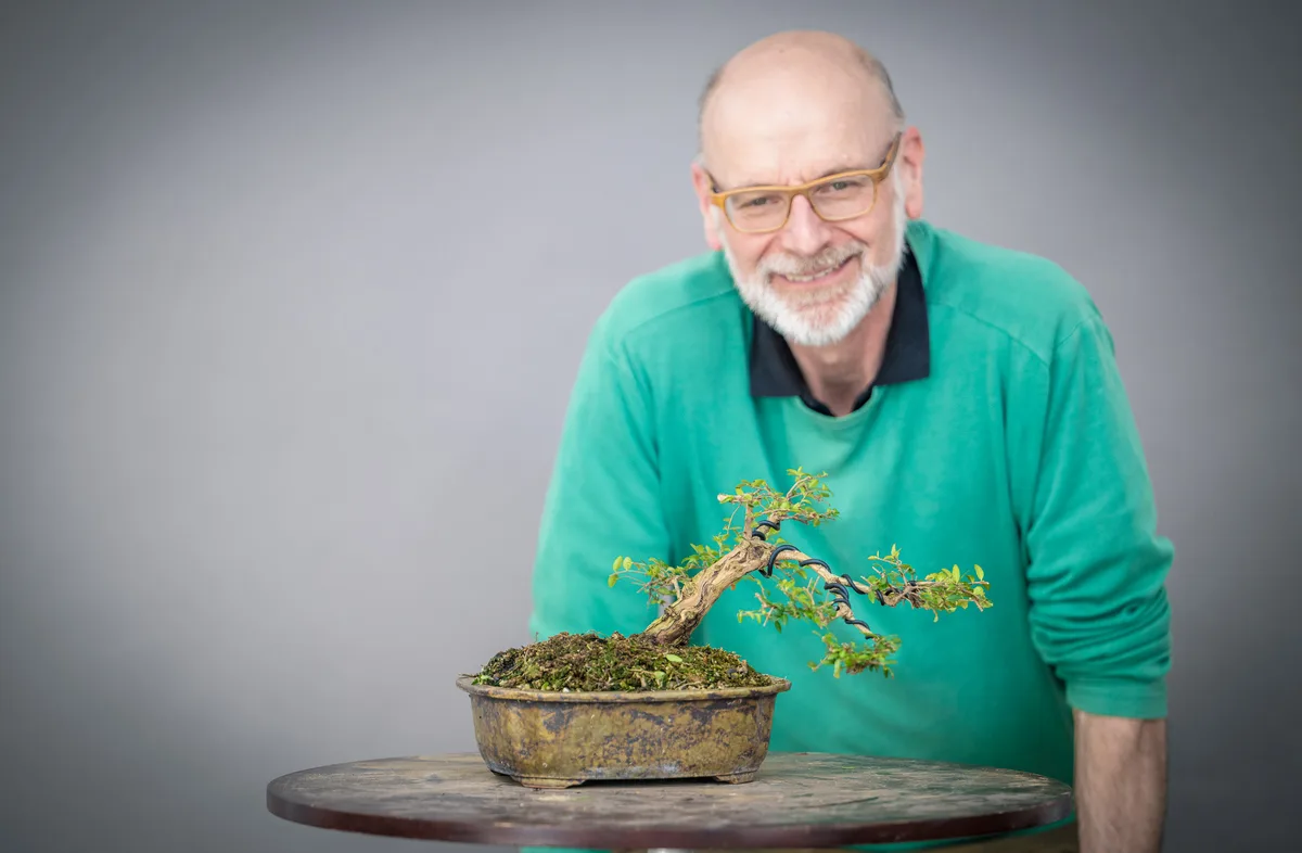 At the Bonsai Kreativ workshop with Yannick Kiggen: Workshop work on a bonsai in a small format and in a tilted position.