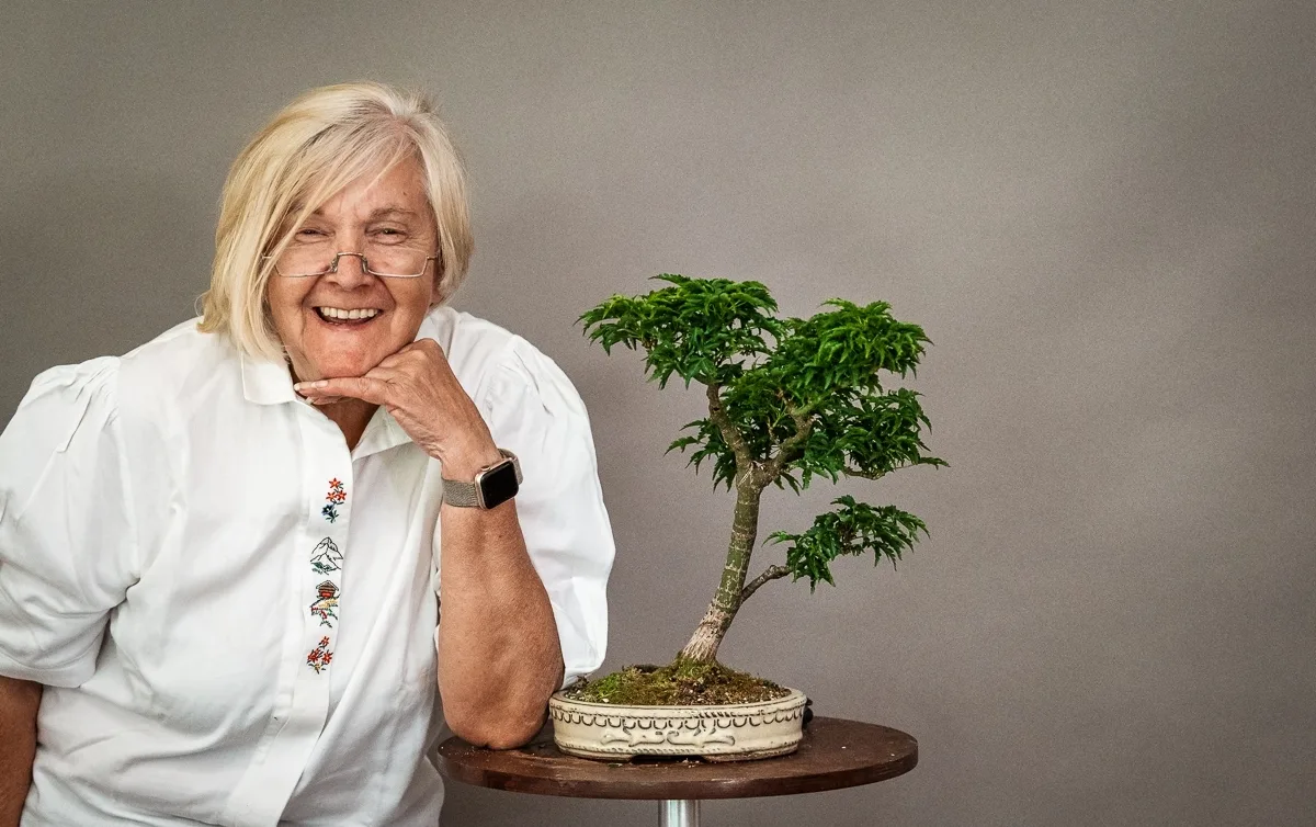 Beim Bonsai-Kreativ-Workshop mit Jan Culek: Bearbeitung eines Laubbaums mit geschwungenem Stamm und belaubter Krone.