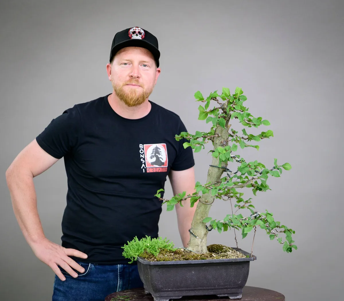 Beim Bonsai-Kreativ-Workshop mit Yannick Kiggen: Bearbeitung eines Laubbaums in aufrechter Form, mit belaubter Krone.