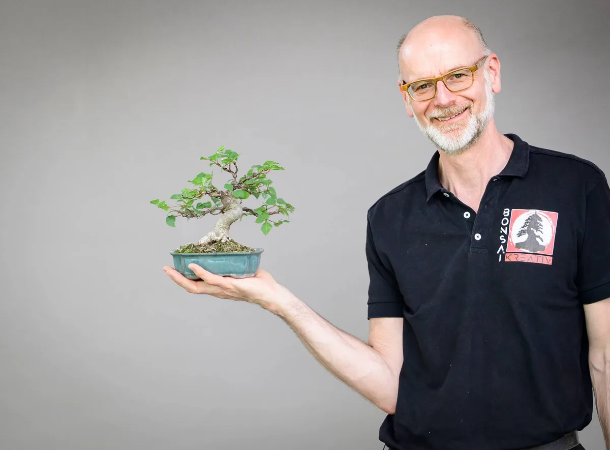 At the Bonsai Kreativ workshop with Yannick Kiggen: Workshop work on a broadleaf bonsai in a small format, with a leafy crown.