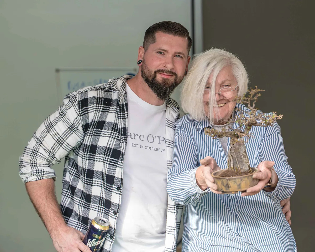 Beim Bonsai-Kreativ-Workshop mit Yannick Kiggen: Bearbeitung einer Lärche im kleinen Format, als Waldpflanzung.