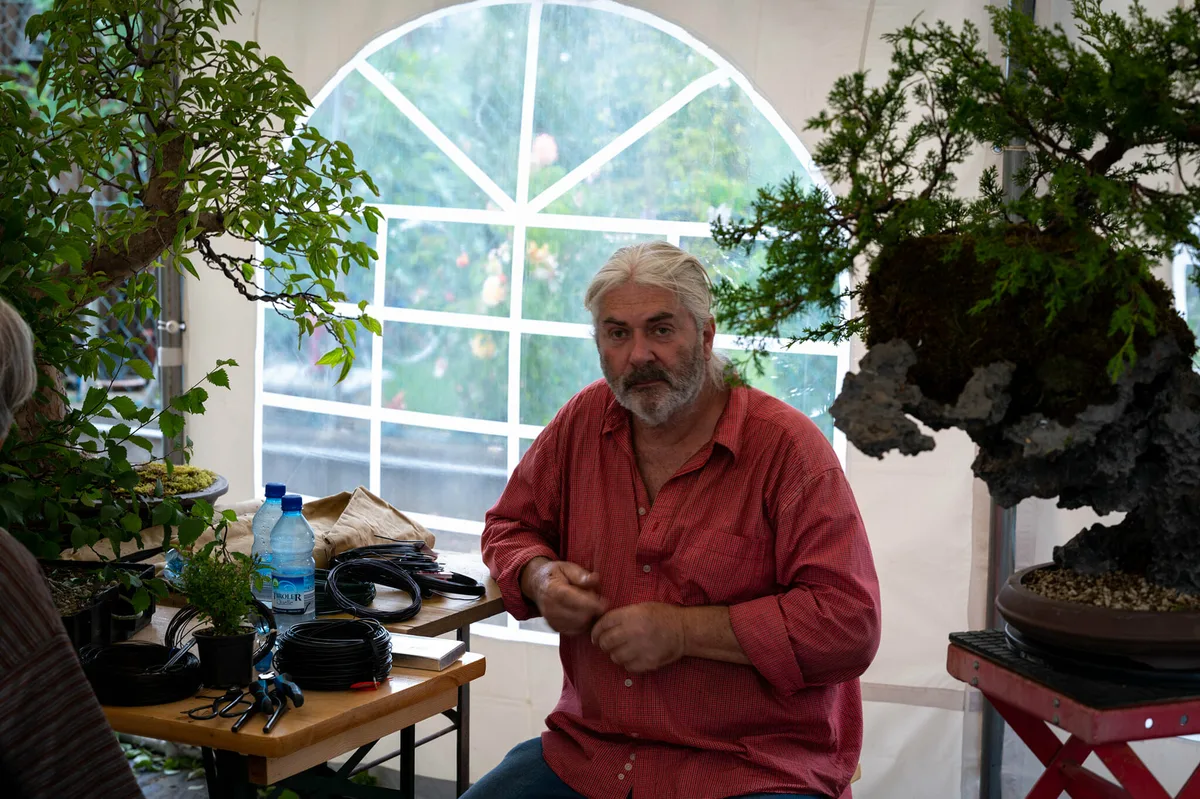 Beim Bonsai-Kreativ-Workshop mit Jan Culek: Gespräche und Begegnungen an den Workshop-Tischen.