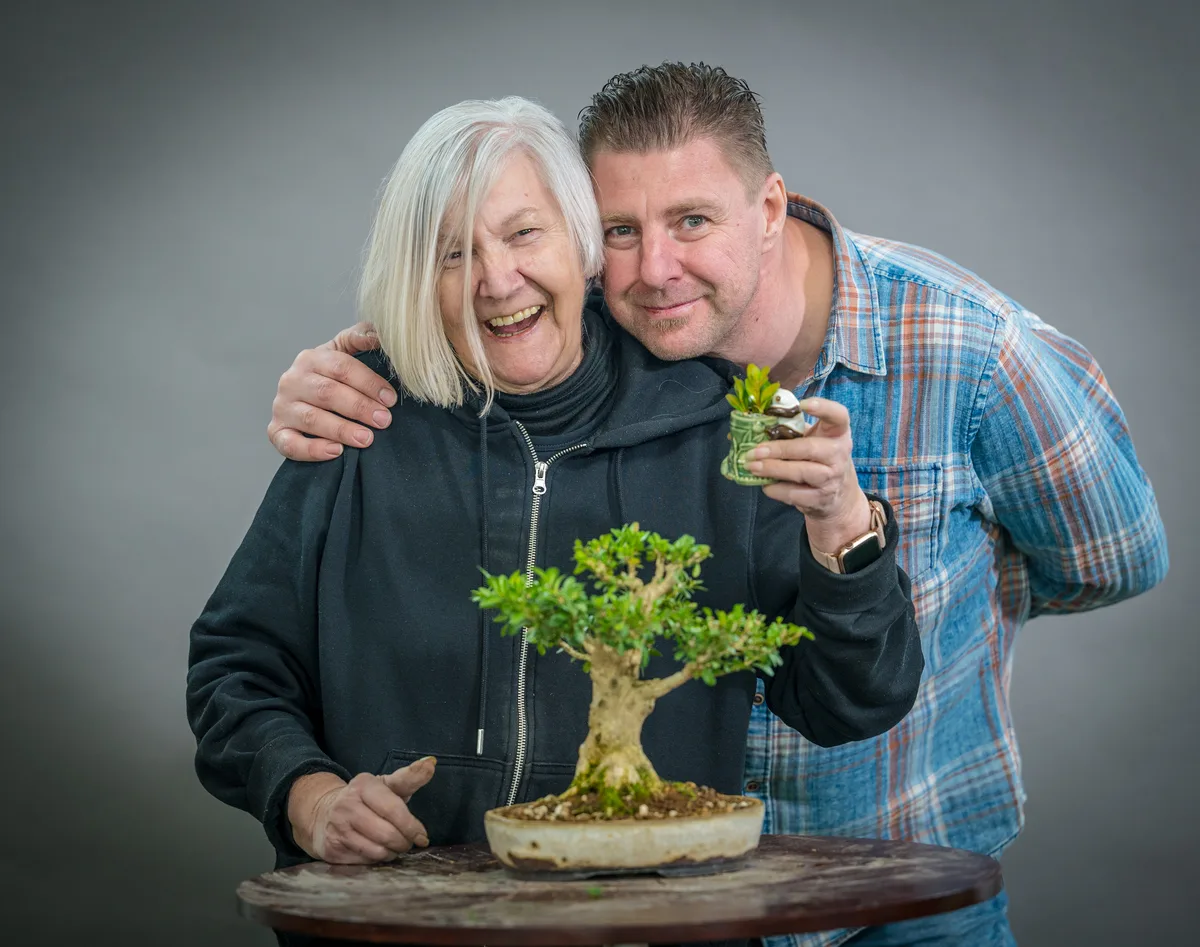 Beim Bonsai-Kreativ-Workshop mit Yannick Kiggen: Bearbeitung eines Laubbaums im kleinen Format, mit belaubter Krone.