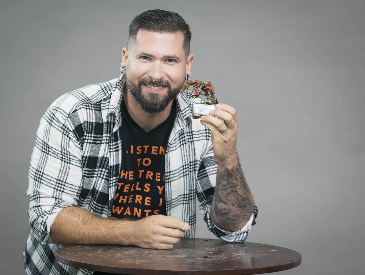 Beim Bonsai-Kreativ-Workshop mit Yannick Kiggen: Bearbeitung eines Bonsais im kleinen Format, mit Früchten.