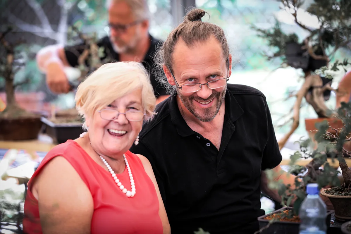 Beim Bonsai-Kreativ-Workshop mit Josef Burschl: Gespräche und Begegnungen an den Workshop-Tischen.