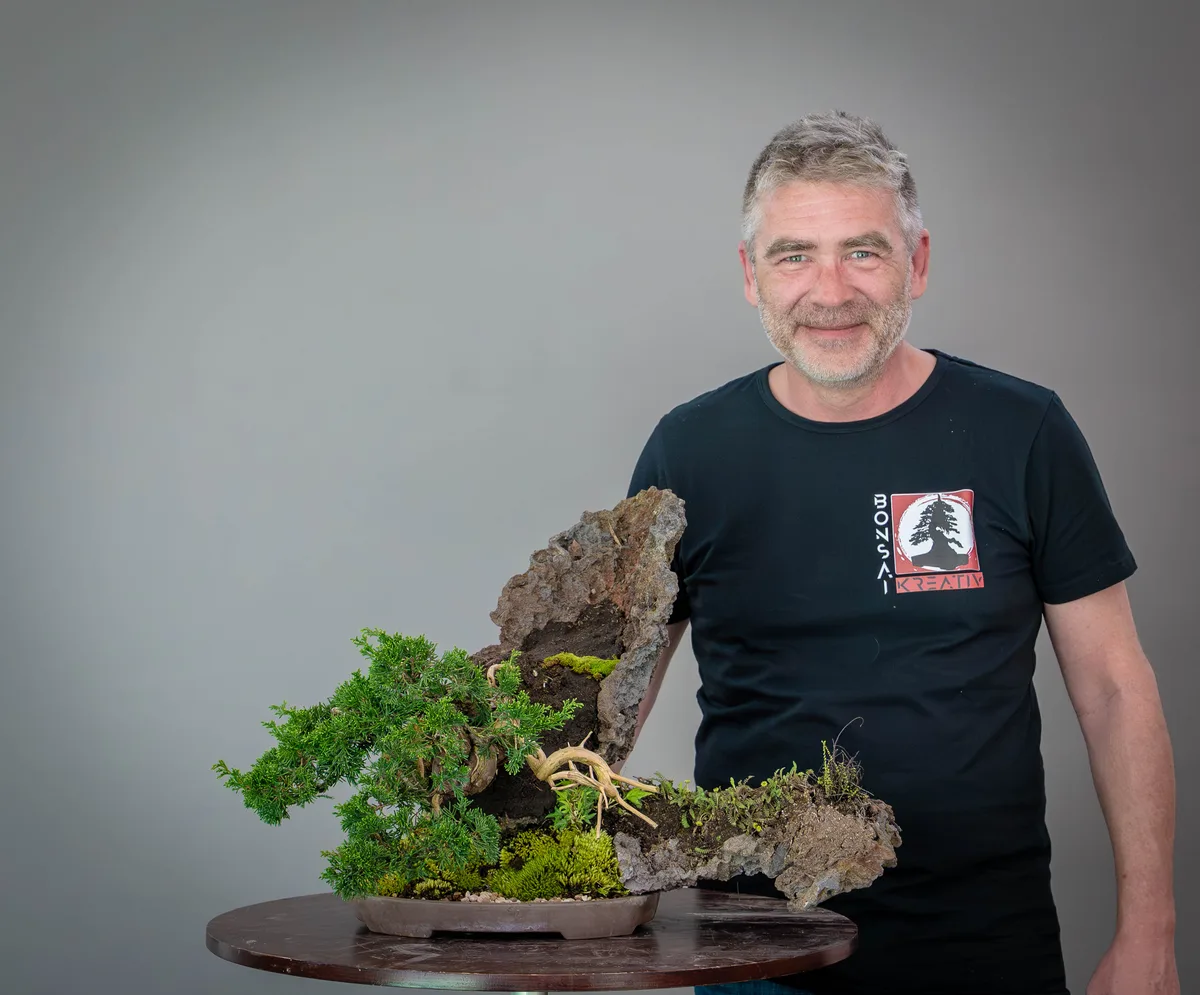 Beim Bonsai-Kreativ-Workshop mit Yannick Kiggen: Bearbeitung eines Wacholders auf einer Felsgestaltung, mit markantem Totholz.