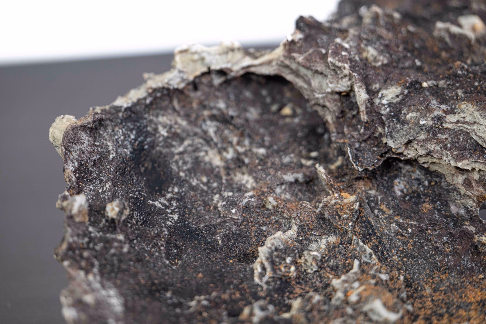 Helle, dunkle und rostfarbene Oberflächenstruktur von Slab No. 65 aus der Nähe